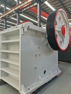 110Kw πέτρινη μηχανή θραυστήρων κώνων υψηλής ικανότητας PE750*1060 380V θραυστήρων βράχου τύπων σαγονιών