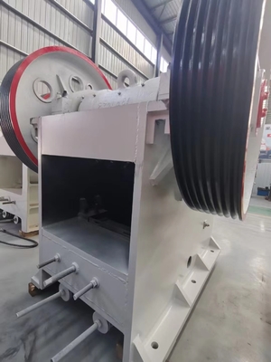 110Kw πέτρινη μηχανή θραυστήρων κώνων υψηλής ικανότητας PE750*1060 380V θραυστήρων βράχου τύπων σαγονιών