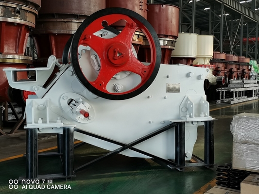 100Kw συντετριμμένη μηχανή άλεσης 8474209000 θραυστήρας σαγονιών C106 στο λατομείο και να εξαγάγει
