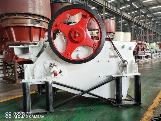 100Kw συντετριμμένη μηχανή άλεσης 8474209000 θραυστήρας σαγονιών C106 στο λατομείο και να εξαγάγει
