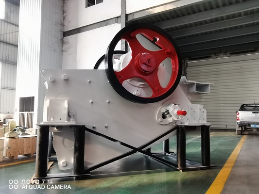 100Kw συντετριμμένη μηχανή άλεσης 8474209000 θραυστήρας σαγονιών C106 στο λατομείο και να εξαγάγει