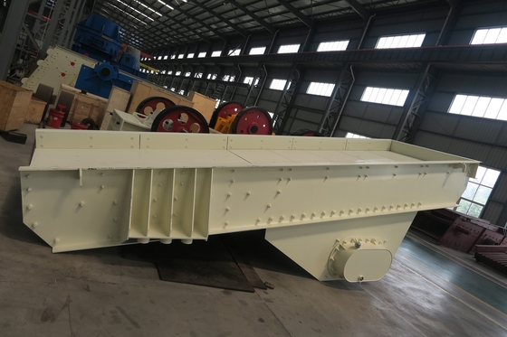 πρότυπη μεγάλη περιεκτικότητα μηχανών ZSW1149 τροφοδοτών χοανών δόνησης 580mm, τροφοδότης δομένος οθόνης