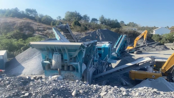 500 TPH χρησιμοποίησαν τον κινητό πέτρινο θραυστήρα από δεύτερο χέρι θραυστήρων 550SR τοποθετημένο διαδρομή που έγινε το 2020